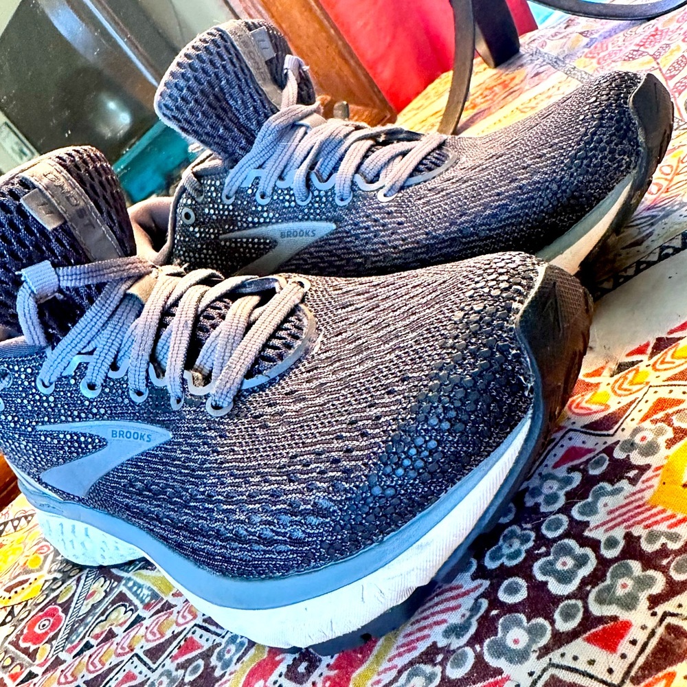 Brooks Mens Ghost 11  Gray Running Shoes Sneakers Size 8 D Women 9.5 Men 8